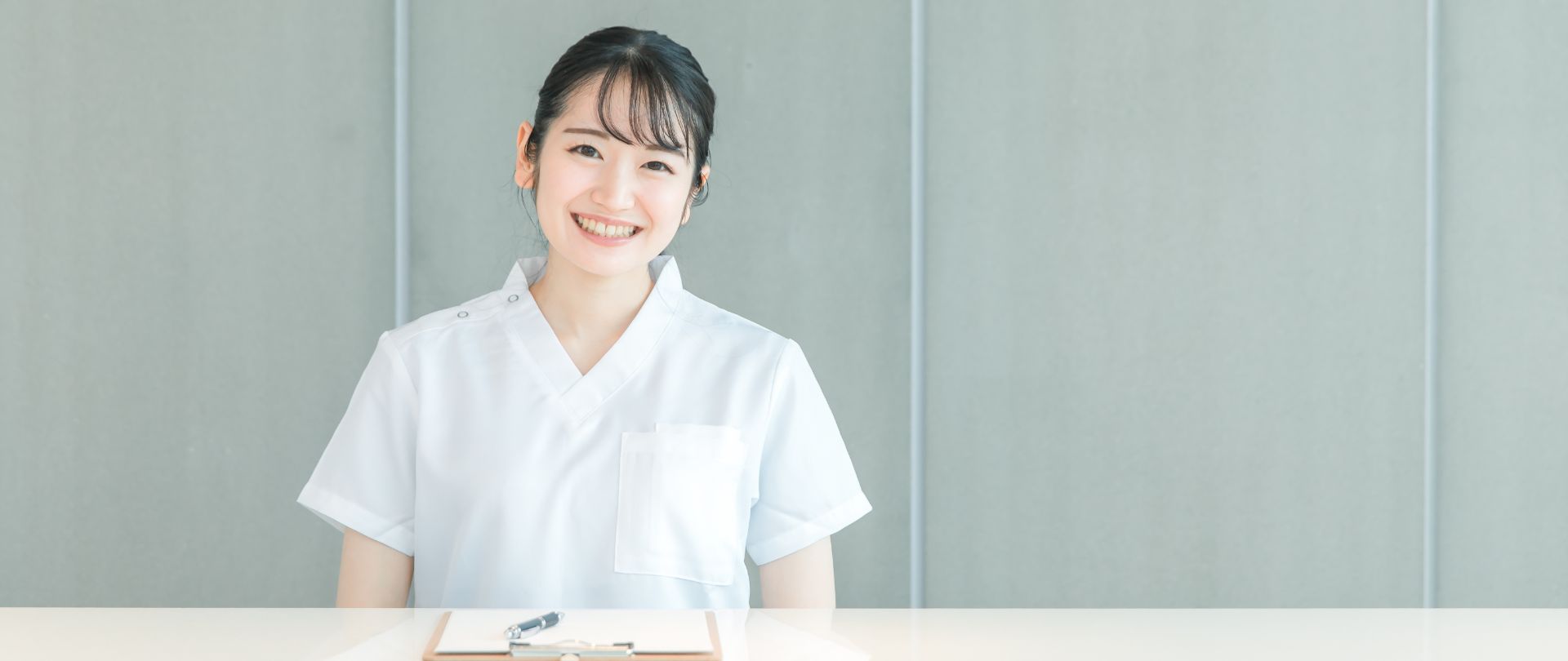 受付で微笑む女性